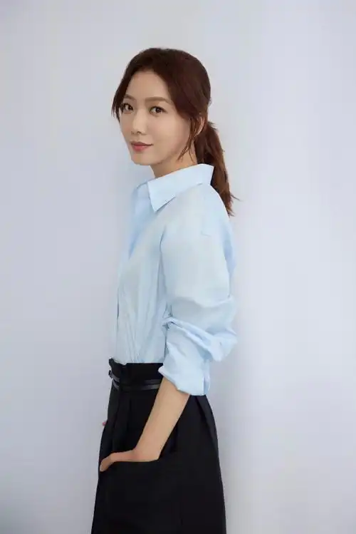 王珞丹携作品《海天雄鹰》做客新华社访谈照