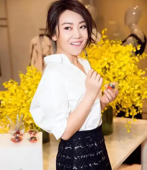 他们认为闫妮是一个真实而自然的女演员,不需要遮遮掩掩,也不需要随波