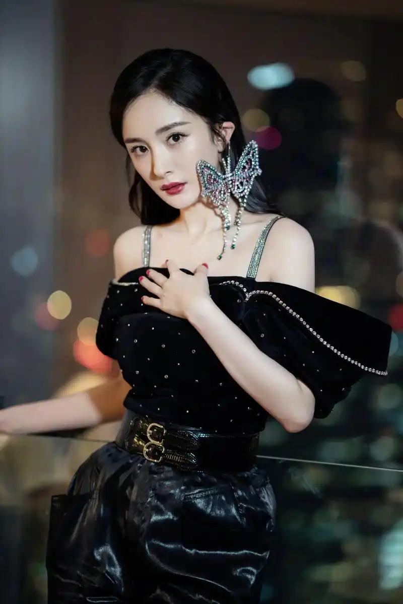 杨幂"不走寻常路",黑色look配蝴蝶耳饰酷炫霸气,耳朵还好吗?