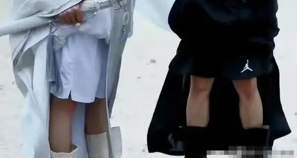 难怪影视剧只有上半身镜头下移后是观众看不了的尴尬全景