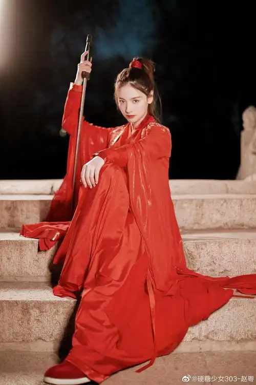 赵粤古装红衣束发造型写真抚剑斟酒鲜衣怒马