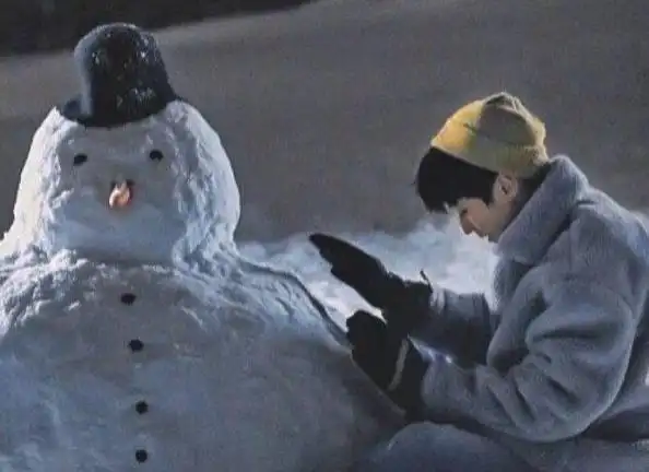 王俊凯下班堆雪人,坐地上给雪人设计造型,成品神似小凯超可爱