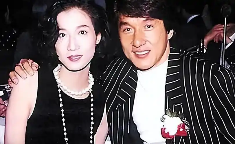 白发,眼神无光,成龙现状令人唏嘘,但还有更糟糕的事情正在发生