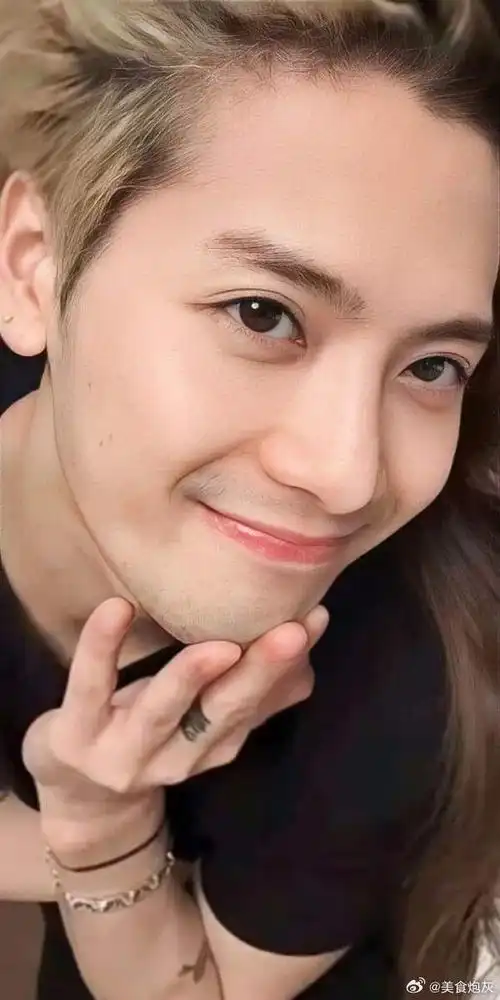 王嘉尔的笑容真的好治愈啊!我的心也是甜甜的啊