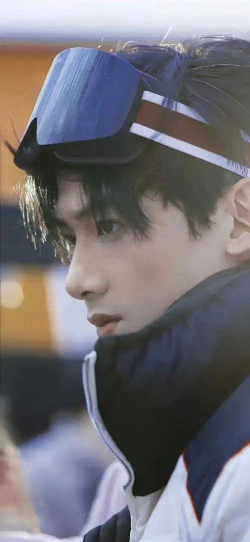 白敬亭壁纸真的太爱啦!  #白敬亭裤子上挂玩偶