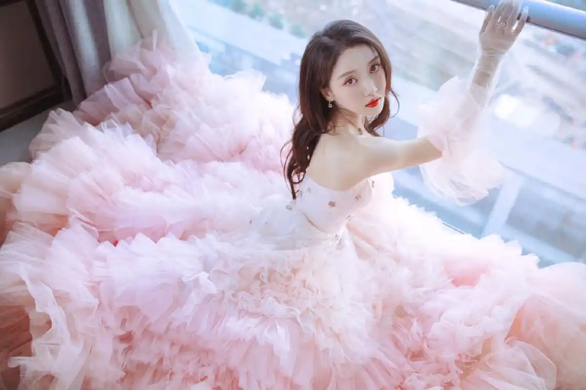 姜贞羽身着雾粉色渐变抹胸礼服亮相活动……__财经头条