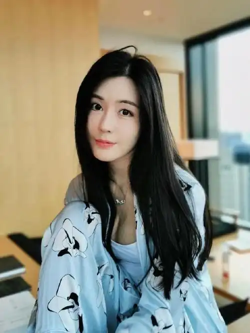 汤晶媚少女感真强,穿睡衣拍性感写真,长发飘飘女神范十足!