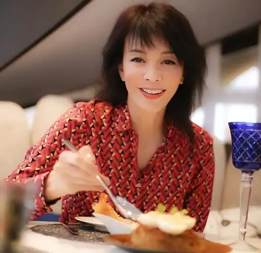 回顾和吕方谈了16年恋爱,分手时把对方赶出豪宅的郑裕玲怎么样了