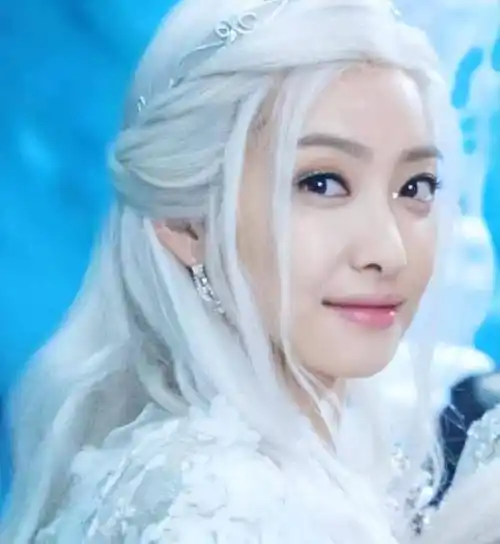 宋茜是女团出身,她的白发造型既有现代感的灵动,又有古装的唯美.6.