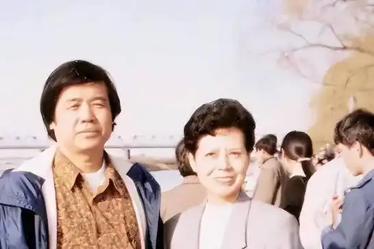 央视第一女主持人逝世,曾丈夫离世嫁初恋,儿子成为她一生的遗憾