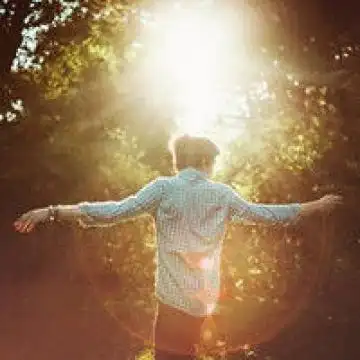 孤单落寞的男生背影头像大全2019 阳光下系列帅气男生背影头像