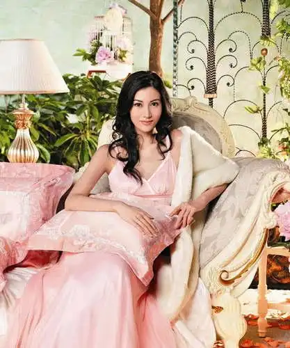 李嘉欣代言床品广告大片曝光 卧姿优雅尽显妩媚(组图)