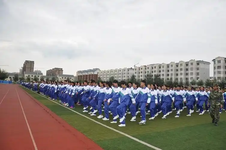 银外初一新生军训风采展 - 校园快讯 - 银川外国语实验学校1