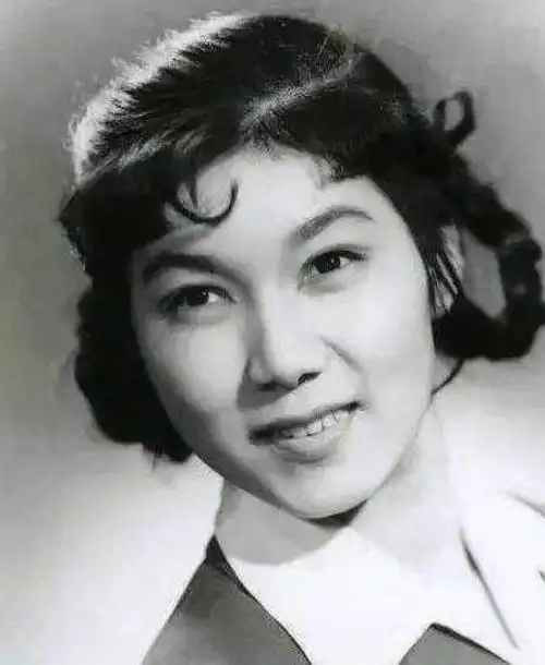 张少华自称自己年轻时是校花,当看到旧照后,你们信还是不信呢?_网友