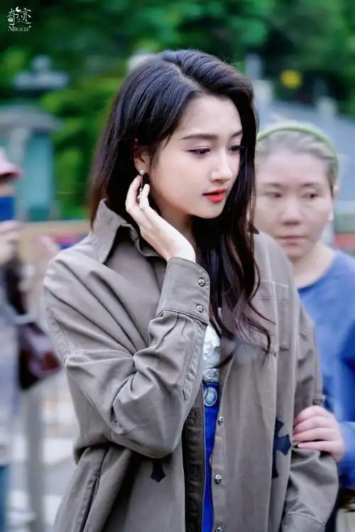 关晓彤录制央视五四晚会路透