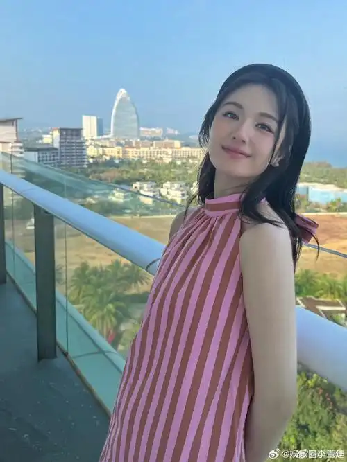 李兰迪的海边随拍##李兰迪晒海边九宫格随拍#李兰迪海边九宫格随拍
