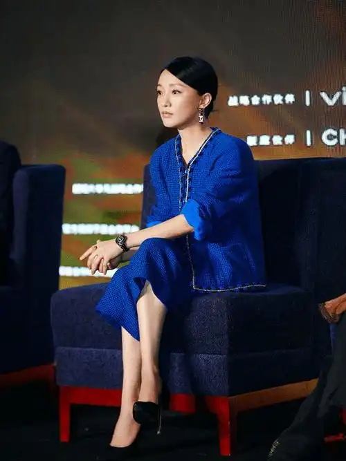 周迅穿小香风也挺任性假两件连衣裙配皮鞋身材保持得仍似26岁