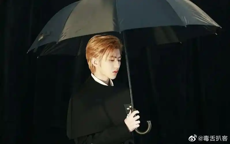 蔡徐坤封面花絮公开,金发黑衣黑伞,你们可以吗?_高清图集_新浪网