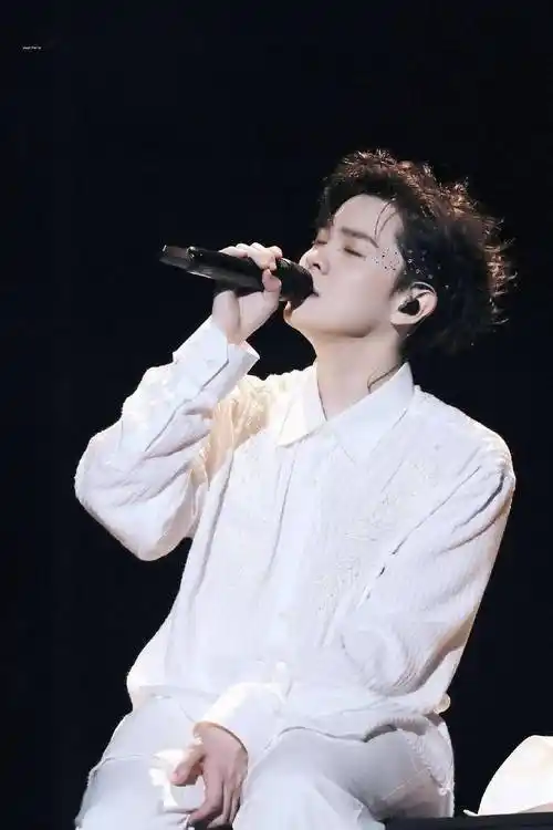 场馆外早早就挤满了他的忠实歌迷和应援团,足以见得尤长靖的人气之高.