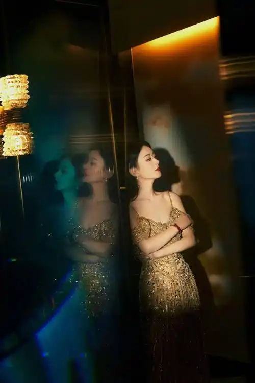 赵丽颖鎏金连衣裙造型雍容华贵气质不凡