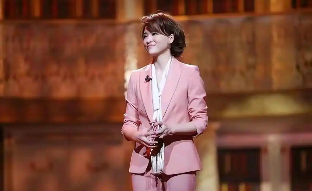 董卿的现状可能与家庭或工作有关,希望她能尽快回归银幕.