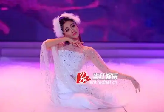 2014"星姐"13强出炉 上演中国风泳装秀