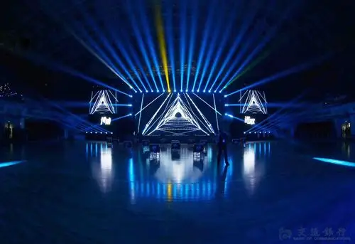 武汉专业庆典活动舞台搭建桁架灯光音响租赁演艺节目