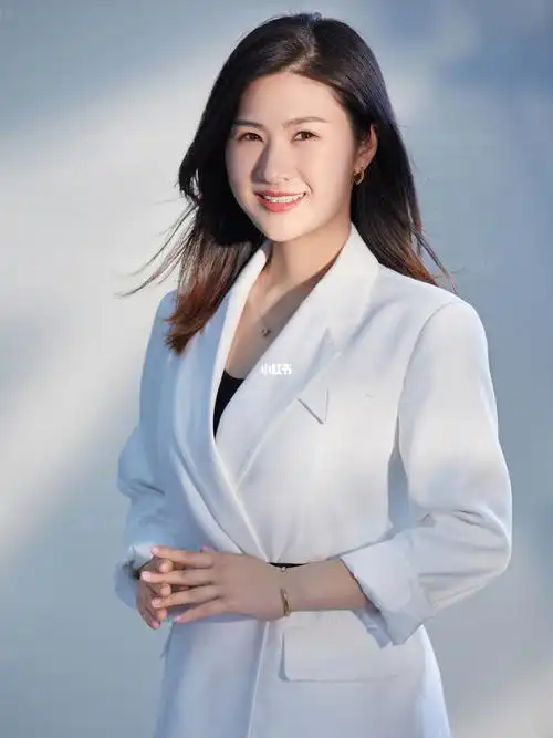 高级感女生白色西装形象照职业照动作