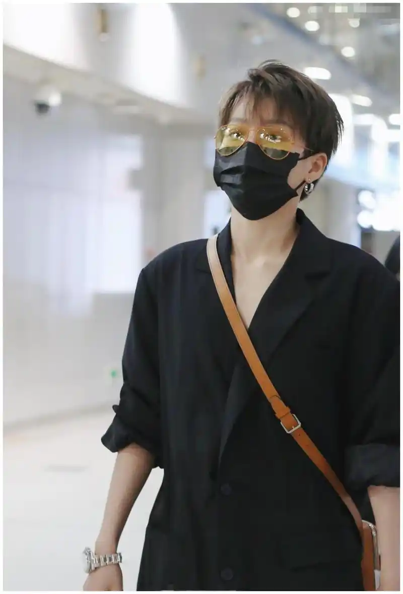 刘雨昕这机场造型也太帅了!卡其色西装黑色衬衫,太有范儿