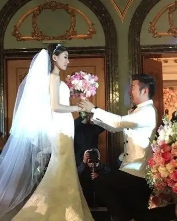 据悉,高晓攀与太太付饶今年夏天领证,付饶是北京某医院的医护人