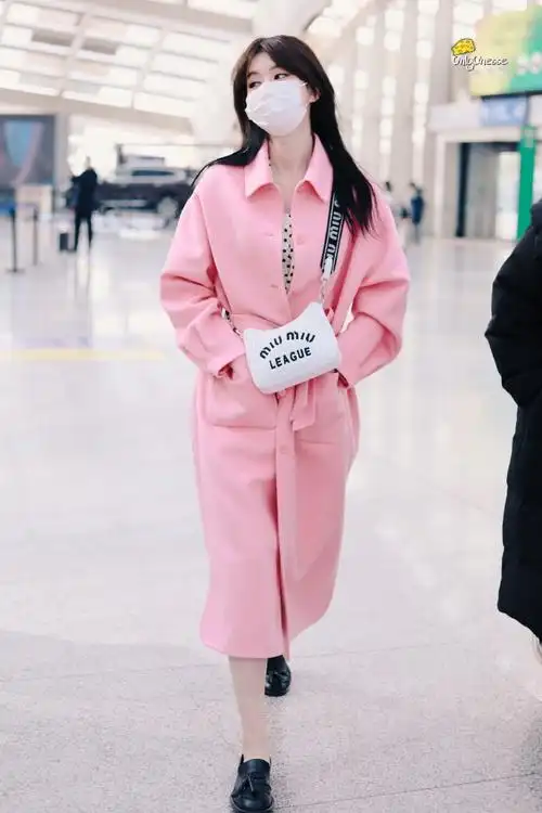 乔欣|同款安利#早春穿搭#最新机场饭拍图一组,粉色外套叠穿波点打底衫