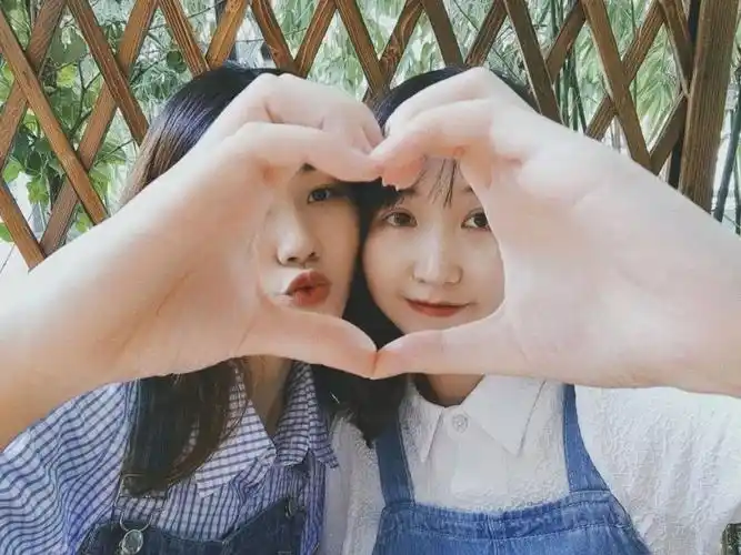 闺蜜九宫格自拍合照!pose这样摆最好看!__财经头条