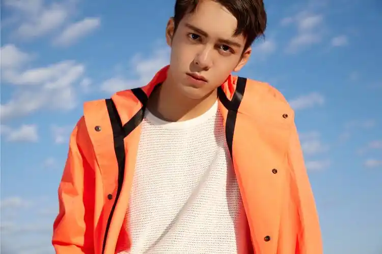 曾舜晞写真曝光 "橙"意少年潜心前行