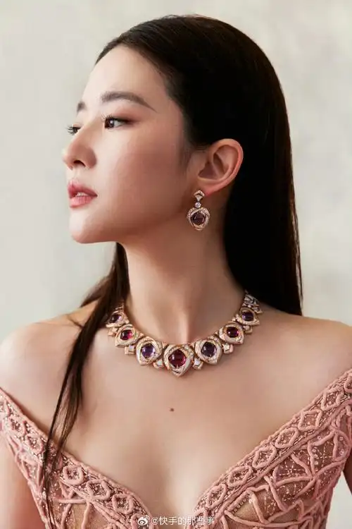 刘亦菲深v高定裙##刘亦菲一套造型两套高珠