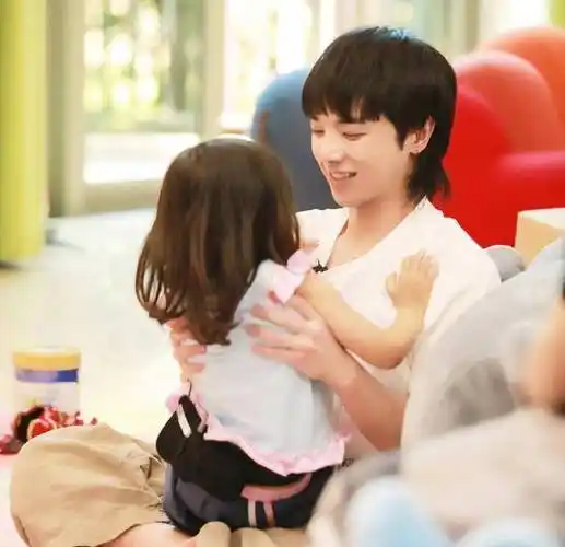 原创张碧晨深夜约华晨宇吃饭无名指钻戒抢镜女儿缠着爸爸不让走