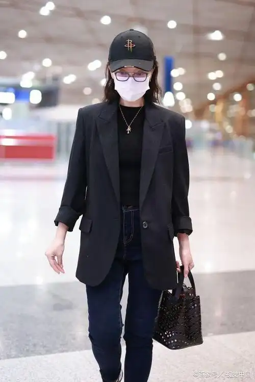 陈数穿黑色西服造型潮酷 戴火箭队棒球帽秒变最飒球迷