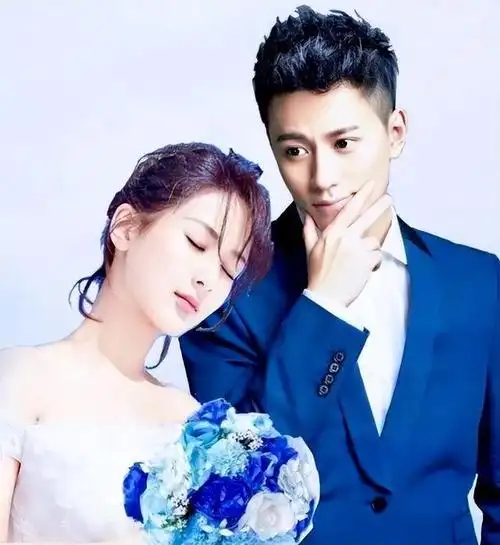 杨紫大学同窗结婚,张一山担任伴郎,戴眼镜封印颜值不抢新郎风头