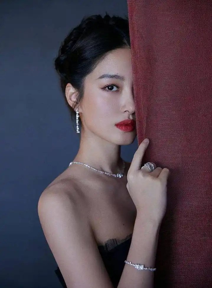 杨采钰黑裙写真优雅欲遮还羞 秀完美锁骨 天鹅颈魅惑人心