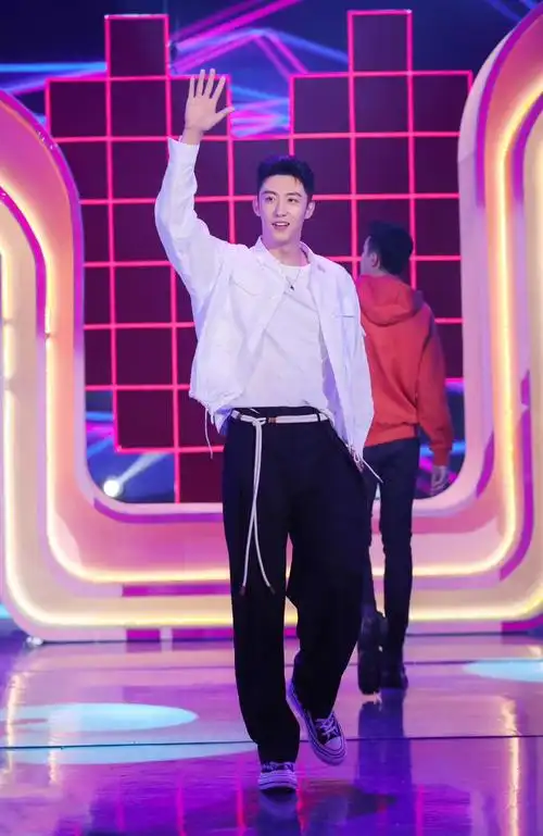 johnny黄景瑜 身着@ports1961 衬衫亮相《快乐大本营》