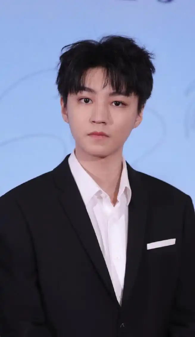 看了"真实镜头"下的王俊凯生图,网友直言:太丑了!