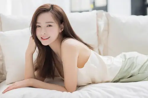 30岁沈梦辰美回初恋2套t恤造型上中餐厅海涛真没白宠