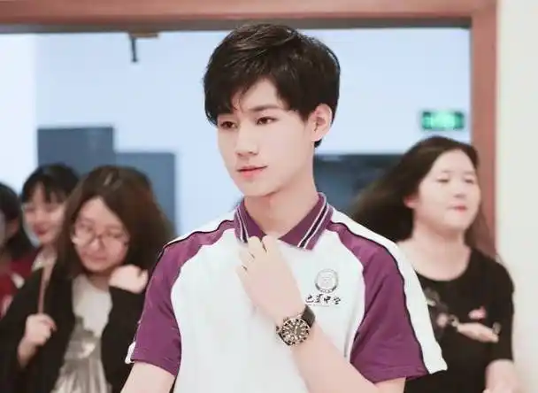 张真源高考纪录片上线,手搭同学肩膀拍照超有爱,素颜模样太好看_高中