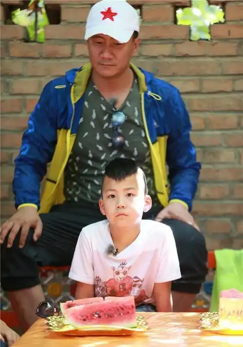 《爸爸去哪儿》胡军自创防暑秘方 帮夏天搭配奇葩造型遭调侃