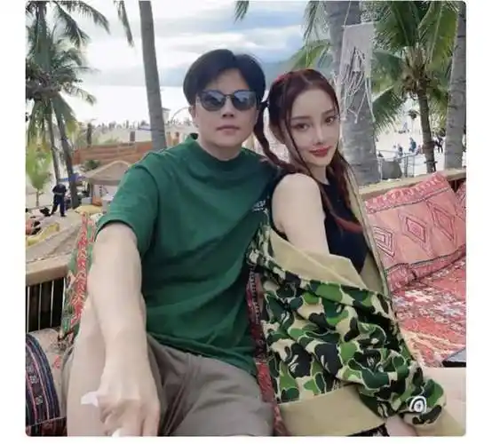 41岁李小璐三亚游玩秀出好身材超大码脚抢镜疑似新恋情热议