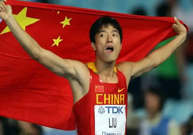 110米栏的决赛现场,一名黑头发黄皮肤的世界跨栏之王大战七位美国田径