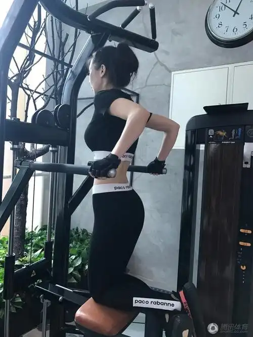 中超悍将女友花式健身 玩转腹肌马甲线