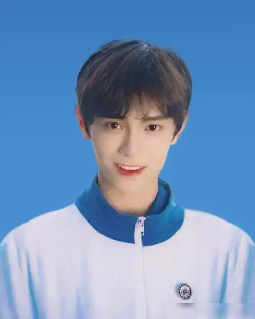 笑容却异常惹眼近日,有网友还爆出丁禹兮早期的学生证件照逐渐走进你