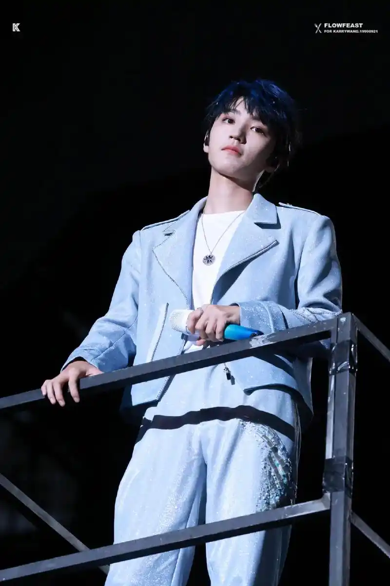 闪闪的蓝色西装.#王俊凯 #绝美 #蓝色西装 #高定时装 - 抖音