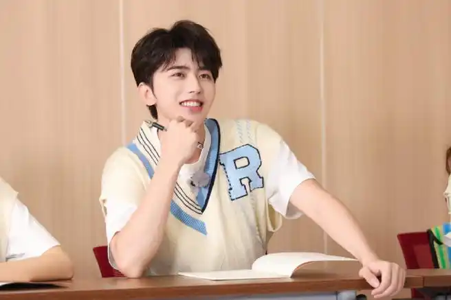 奔跑吧蔡徐坤##蔡徐坤被魏大勋接在了接龙里