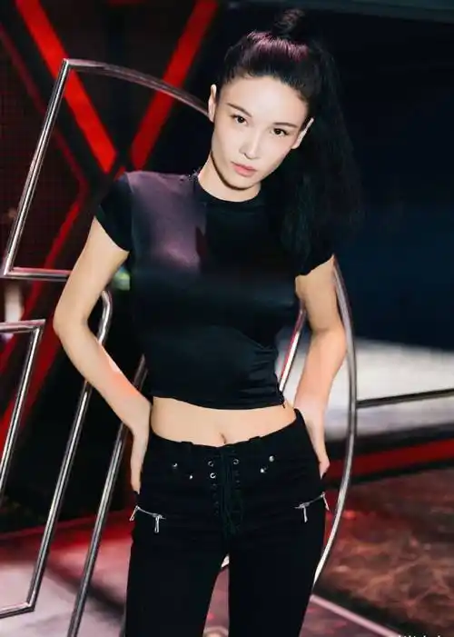 张蓝心黑t 黑裤,轻松凹出"蚂蚁腰",机场大步流星气场似超模_身材_黑色